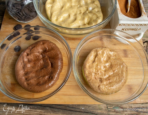 1 чайную ложку какао и молотую корицу смешиваем со столовой ложкой теплого молока. 1 столовую ложку какао и растопленный горький шоколад смешиваем со столовой ложкой теплого молока. К одной четвертинке теста добавляем смесь с какао и корицей, ко второй — какао с шоколадом, тщательно вымешиваем. Половину теста оставляем как есть. Раскладываем три вида теста в миски, смазанные оливковым маслом.