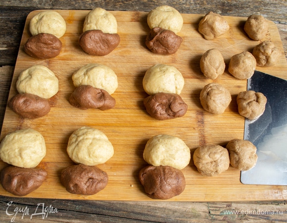 Обминаем тесто, делим каждое на 9 частей.