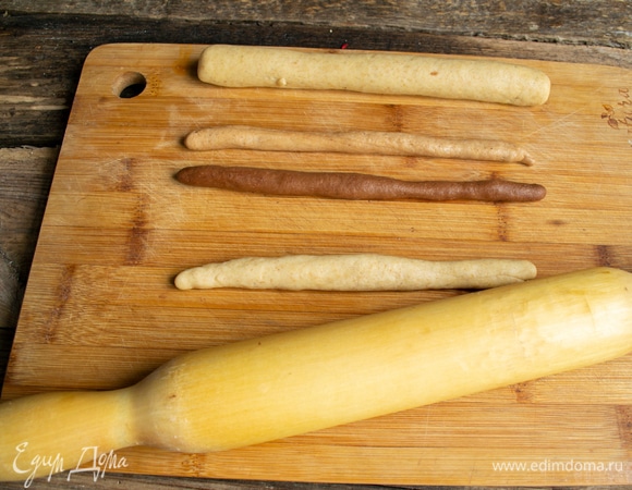 Каждый кусочек раскатываем колбаской.