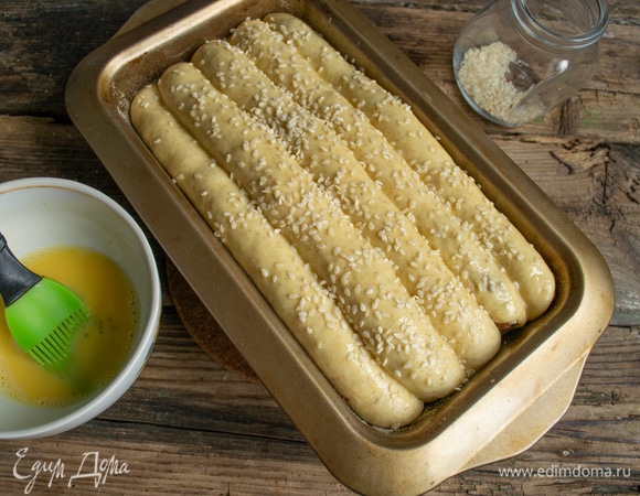 Разбалтываем яйцо, смазываем верх булки, посыпаем кунжутом.