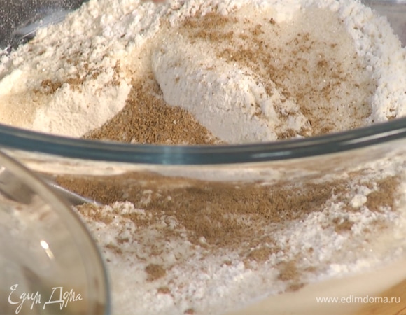 В миске смешать муку, разрыхлитель, соль, сахар и специи.