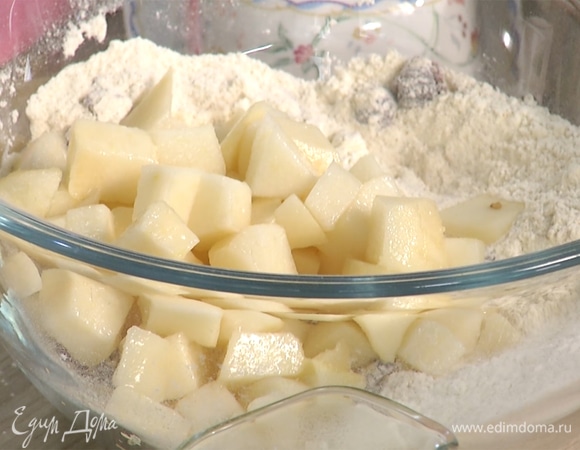 Почистить и нарезать кубиком грушу, добавить вместе с вяленой клюквой к муке.    