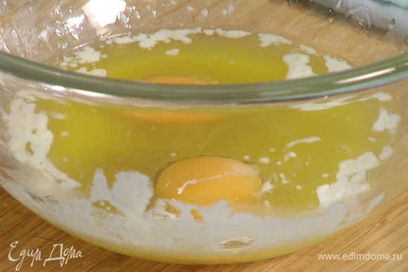 В отдельной миске соединить растопленное сливочное масло, яйца, йогурт и молоко. Все слегка взбить венчиком.