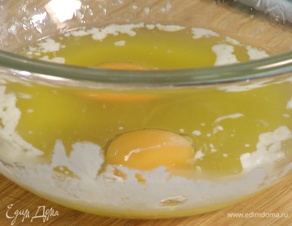 В отдельной миске соединить растопленное сливочное масло, яйца, йогурт и молоко. Все слегка взбить венчиком.