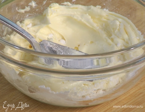 Для крема смешать сыр маскарпоне с сахарной пудрой и ванильным экстрактом.