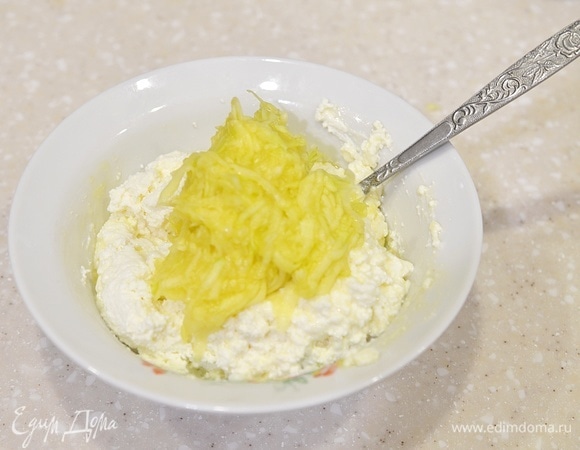 Хорошо отожмите кабачок от лишней влаги и добавьте к творогу.