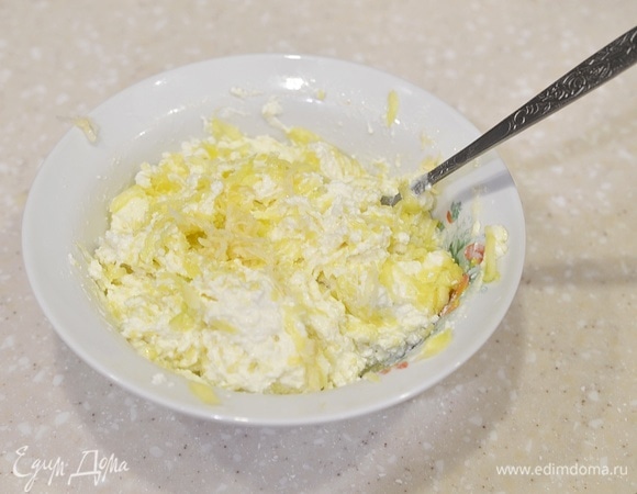 Добавьте щепотку сахара и при необходимости соли. Перемешайте.