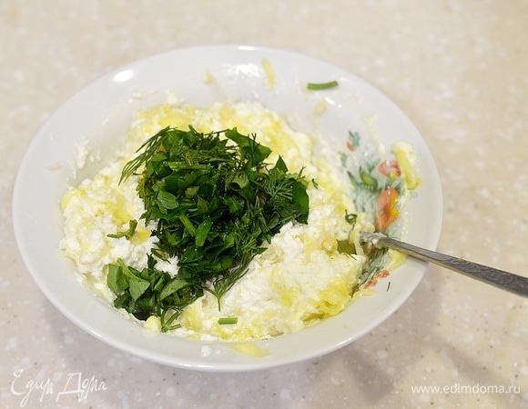 Затем введите нарезанную зелень.