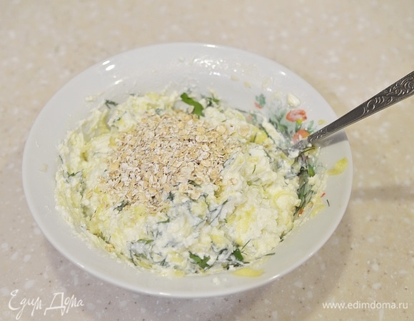 Овсяные хлопья. Перемешайте и дайте постоять минут 10.