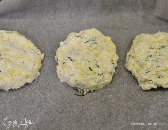 Формируйте небольшие сырники, лучше всего это делать руками, смазанными растительным маслом. Выложите на противень, застеленный пергаментом. Выпекайте в разогретой до 180°C духовке около 35 минут.