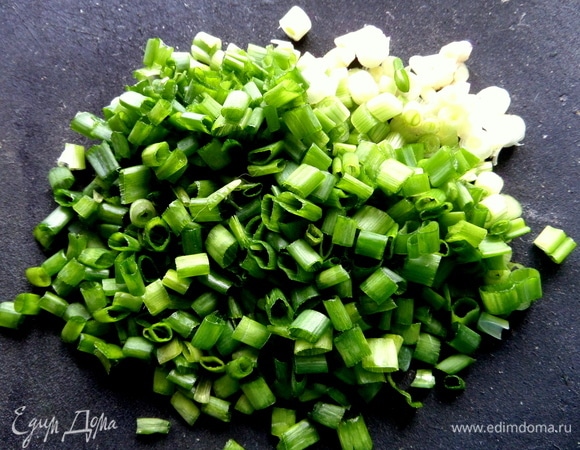 Зеленый лук нарезать.