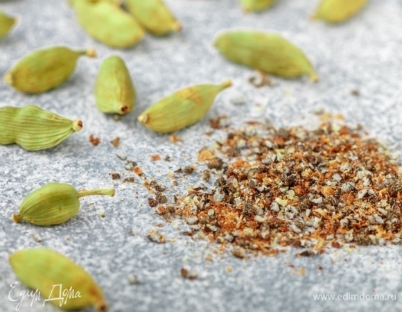 Добавить молотый кардамон прямо в муку, а чернослив — незадолго до окончания замеса.