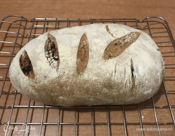 Разогреть духовку до 250°C. Обрызгать духовку водой из пульверизатора, уменьшить температуру до 220°C. Посадить батоны на противень и выпекать 25–30 минут. Если постучать пальцем по донышку хорошо пропеченного батона, он должен издавать гулкий «пустой» звук. Готовый хлеб охладить на решетке.