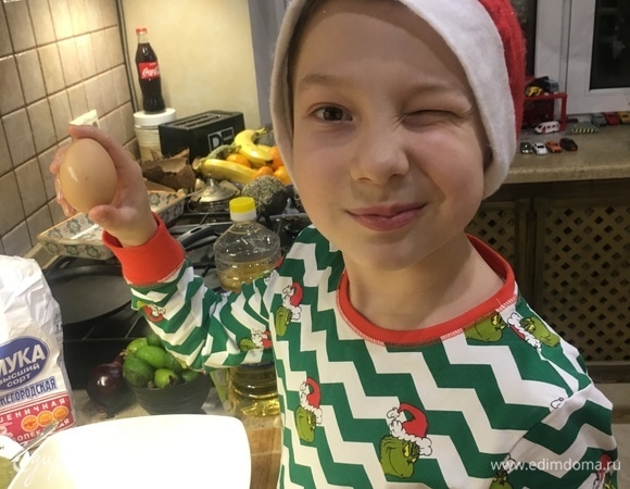 Добавляем одно куриное яйцо и взбиваем все для однородной массы.