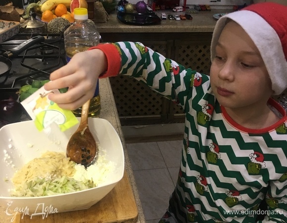 Добавляем щепотку ванилина и продолжаем мешать.