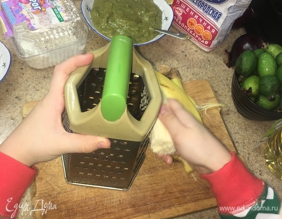 Трем на мелкой терке 1 банан.
