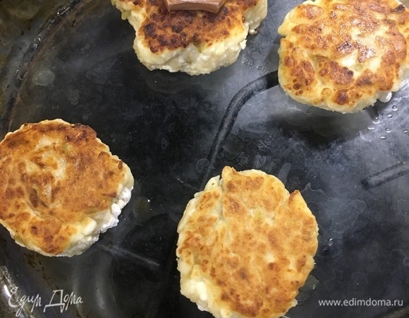 Получившиеся сырники отправляем в духовку, разогретую до 180°C , на 5 минут.