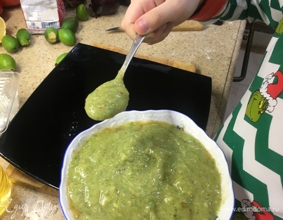 А теперь делаем суперваренье из фейхоа! Моем 0,5 кг фейхоа, отрезаем им попки и бросаем в блендер или натираем на терке. Далее добавляем 5 ложек меда и щепотку лимона по вкусу. И ваше супер полезное и вкусное варенье готово!