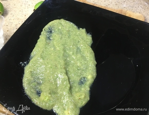 Размызваем варенье по тарелке, можно добавить одну ложку другого варенья, У меня это клубничное!