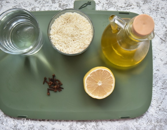 Для приготовления риса сковороду поставить на огонь, всыпать сухую крупу и залить ее кипящей водой в соотношении 1:1. Посолить, добавить целые бутоны гвоздики, половинку лимона и несколько капель оливкового масла. Накрыть сковороду крышкой и оставить рис на среднем огне на 10 минут. По истечении времени вода впитается в рис полностью. Отключить огонь и слегка разрыхлить рис вилкой. Мякоть лимона выдавить сверху на рис и вмешать в него. Подавать рис с супом «Том Кха», посыпав его зеленью кинзы.