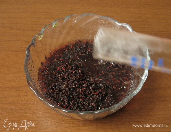 Заливаем аронию кипятком (100 мл).