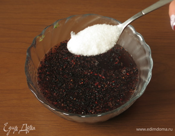 Добавляем чайную ложку сахара.