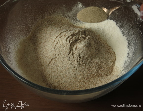 Смешиваем два вида муки. Добавляем дрожжи.