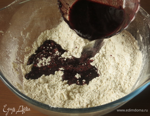 В аронию вливаем уксус и добавляем массу в муку.