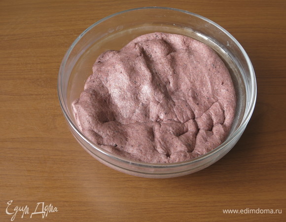 Даем подрасти в течение 30–40 минут, обминаем, даем еще подрасти, еще 50 минут. Всего часа 1,5.