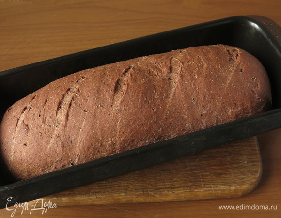 Выпекаем при 200°C 10 минут, затем еще 40 при 185°C. На дно духовки ставим миску с водой.