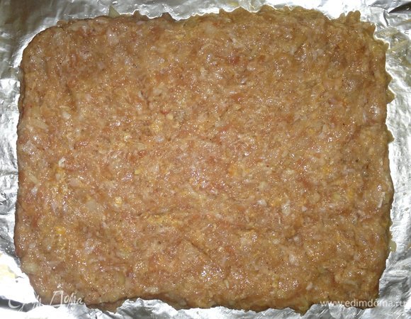 Форму для выпечки застелить фольгой. Фольгу смазать растительным маслом. Выложить на фольгу фарш в виде прямоугольника толщиной примерно 1–1.5 см.