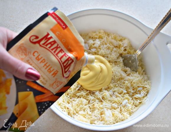 Добавьте сырный соус, приправьте перцем и перемешайте. По желанию можно немного подсолить.