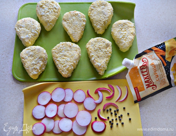 Руки смочите водой и сформируйте тело мышек. Из кружочков редиса сделайте ушки, а также носик и хвостик, из горошин перца — глазки.