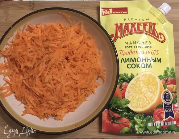 Морковь натереть на крупной терке.