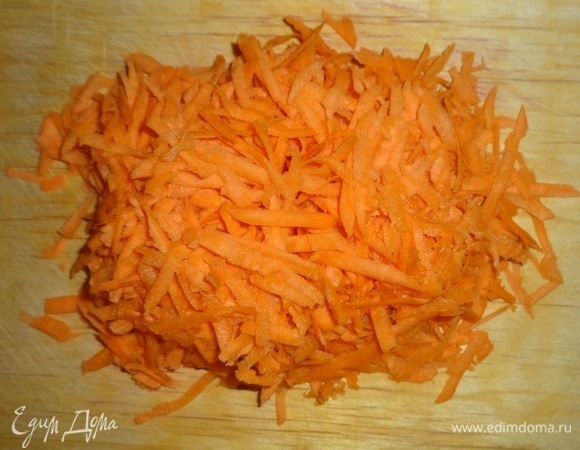 Для начинки морковь очистить и натереть на крупной терке. Чеснок очистить, пропустить через пресс.