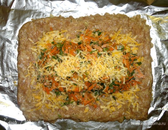 На сыр выложить начинку, сверху посыпать оставшимся сыром.