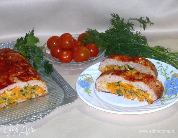 Готовый рулет достать из духовки. Выложить на блюдо, украсить свежей зеленью и овощами. Подать блюдо к столу, разрезать на порции. Угощайтесь! Приятного аппетита!