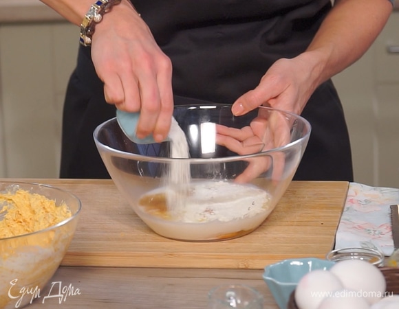 В отдельной миске смешать яйца, молоко, ванильный экстракт, растопленное сливочное масло, сахар и муку. Посолить и все взбить венчиком.  