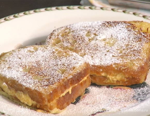 Готовые тосты украсить сахарной пудрой.  