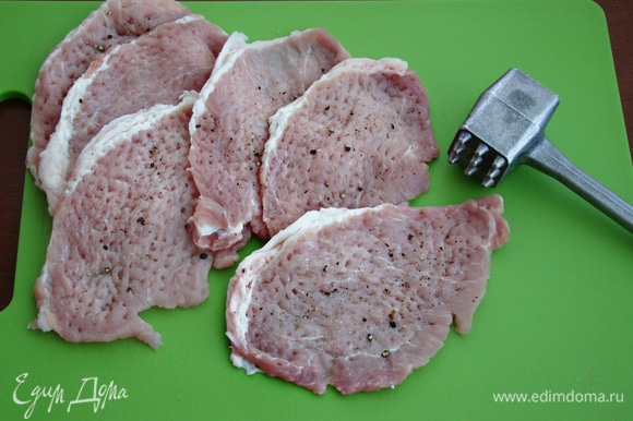 Мясо нарезать на ломтики толщиной примерно около 1 см. Затем отбить с двух сторон, слегка посолить и поперчить, сложить в миску, накрыть и оставить мариноваться примерно минут на 10–15.