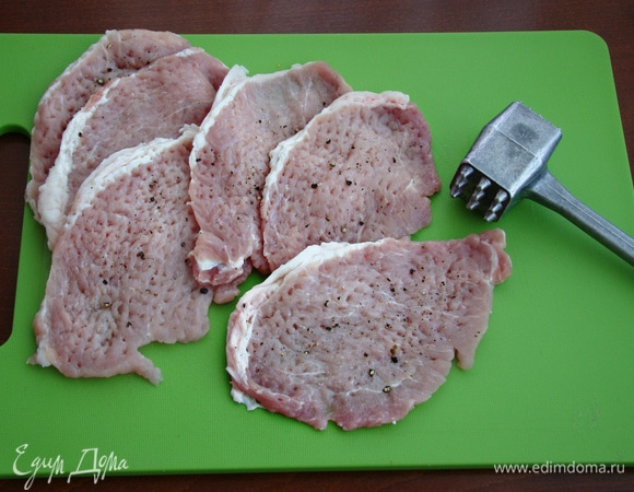 Мясо нарезать на ломтики толщиной примерно около 1 см. Затем отбить с двух сторон, слегка посолить и поперчить, сложить в миску, накрыть и оставить мариноваться примерно минут на 10–15.