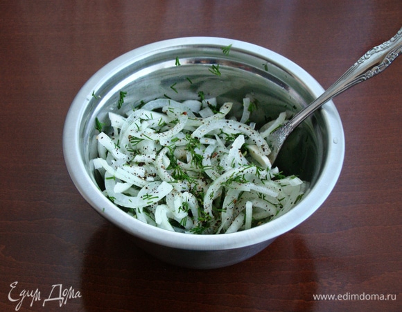 Репчатый лук (примерно половину от общего количества) нашинковать полукольцами. Сложить в миску, добавить щепотку соли, молотый перец, сахар и все залить уксусом. Оставить мариноваться минут на 10. От себя для красоты и вкуса я добавила нашинкованную зелень укропа.