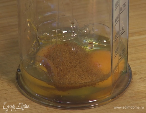 Яйца взбить в чаше вместе с сахаром мусковадо.