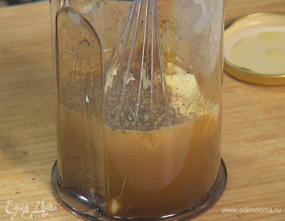 Добавить мягкое сливочное масло, мед и все специи, взбить.