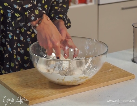 Вымешать тесто лопаткой, а затем руками. Тесто должно быть эластичным — если оно жидкое, то добавить еще муки.