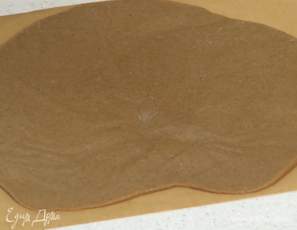 Поставить тесто на 20 минут в холодильник. Затем охлажденное тесто раскатать между двумя листами пергамента в тонкий пласт, толщина должна быть около 1 см.