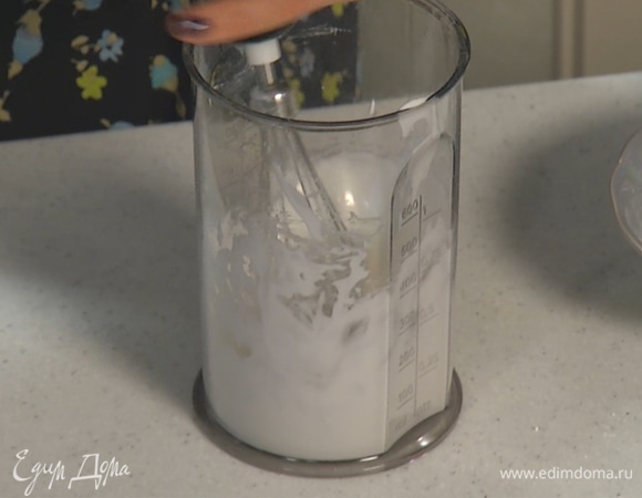 Для глазури взбить белок до плотной пены. По чайной ложке ввести сахарную пудру и взбить с белком до состояния крема.   