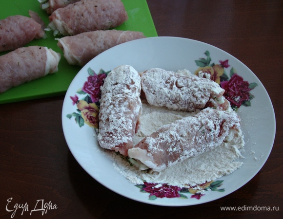 Затем каждый рулетик обвалять в муке (2/3 части от общего количества).