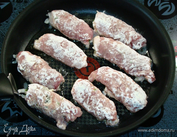 Цибулячки обжарить с обеих сторон до румяного цвета и переложить на блюдо.