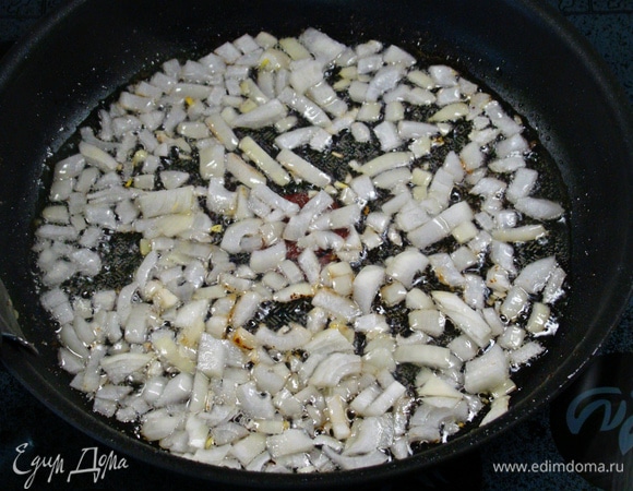 В этой же сковороде обжарить оставшуюся часть мелко нашинкованного репчатого лука.